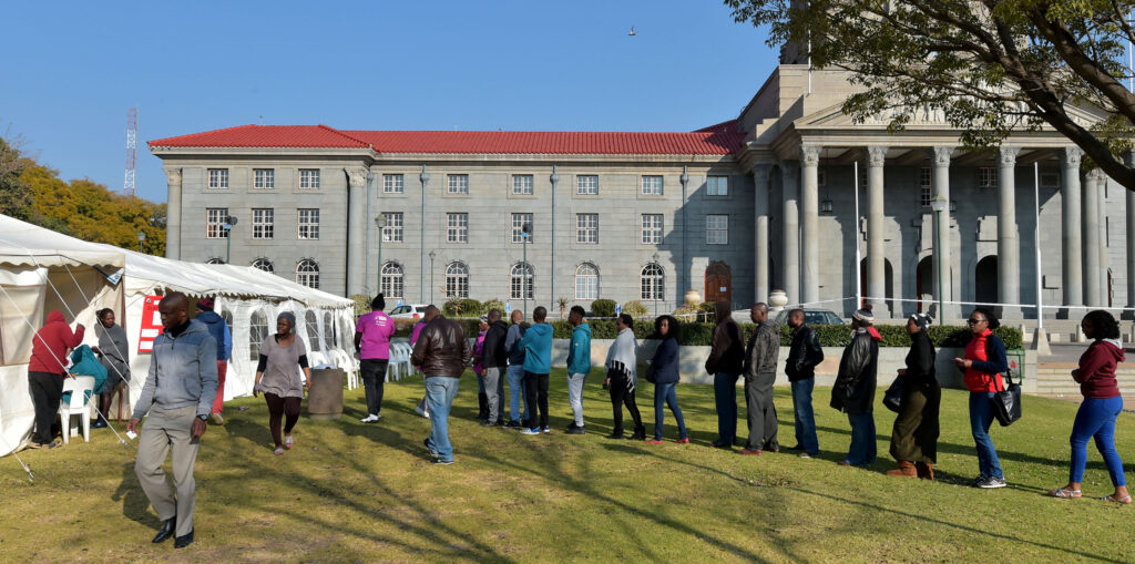 South Africans cast their vote at Pretoria City Hall during the 2016 local Government elections. Credit: GCIS.