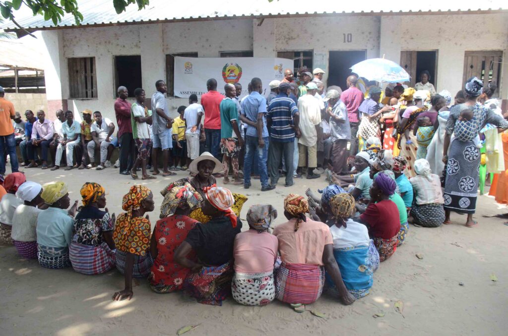 People queue waiting for their turn to vote during 2023 Municipal Elections in Quelimane, Zambézia Province. Credit: Naita Ussene.