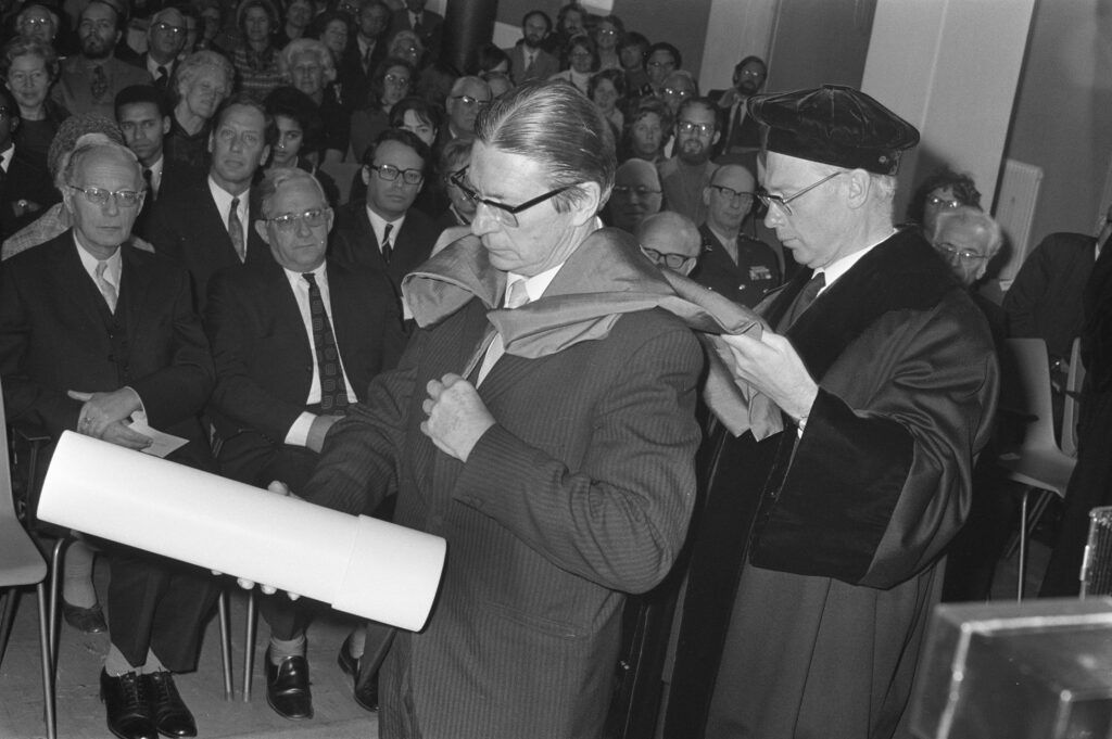 Beyers Naudé awarded an honorary doctorate in Theology by Amsterdam’s Free University on 20 October 1972. Credit: Croes, Rob C./Nationaal Archief/picryl.com.