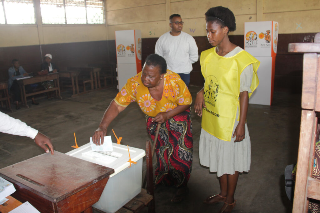 Mozambican citizens cast their votes during the 2023 Municipal Elections, in Quelimane, Zambézia Province. Credit: Naita Ussene.