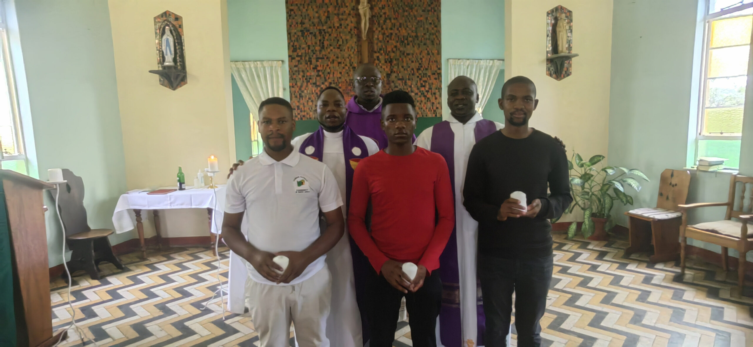 Pre-postulants Eugene Simukoko, Oyama Nkosi and Reneilwe Kuphari, in the front, and Frs Quembo, Mkhari and N’dungu at the back, at Waterval Mission, Bushbuckridge, Mpumalanga. Credit: Fr Manuel Quembo MCCJ.