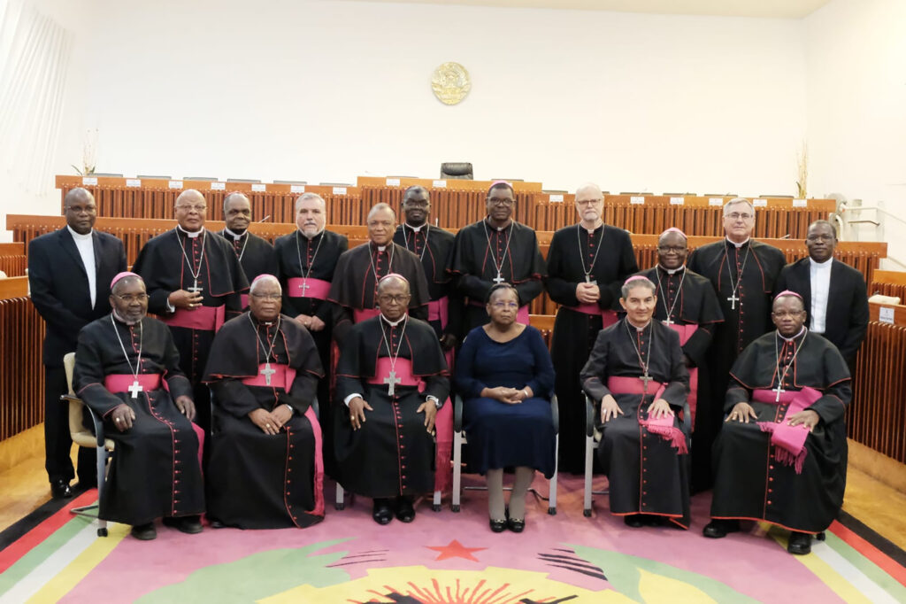 Visit of the Mozambican Bishops to the Parliament in 2023 with its Speaker, Hon. Esperança Laurinda Francisco Nhiuane Bias, at the center. Credit: CEM archive.