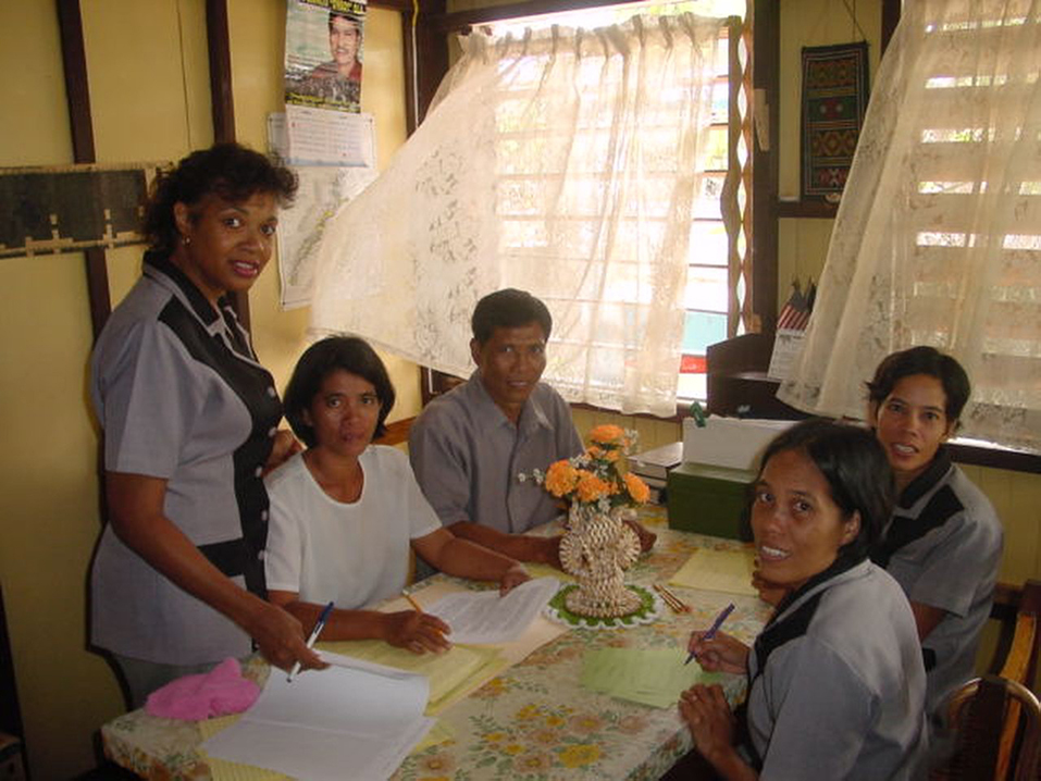 Jacqueline Huggins, standing, with the Cagayancillo translation team in 1998.